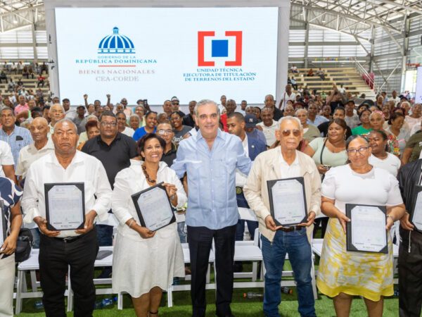 Presidente Abinader entrega 2,322 títulos de propiedad