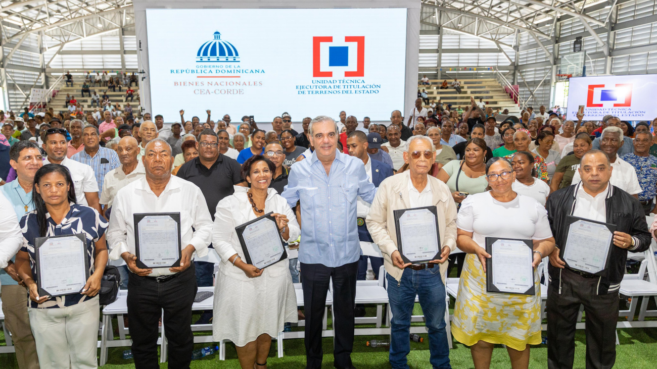 Presidente Abinader entrega 2,322 títulos de propiedad