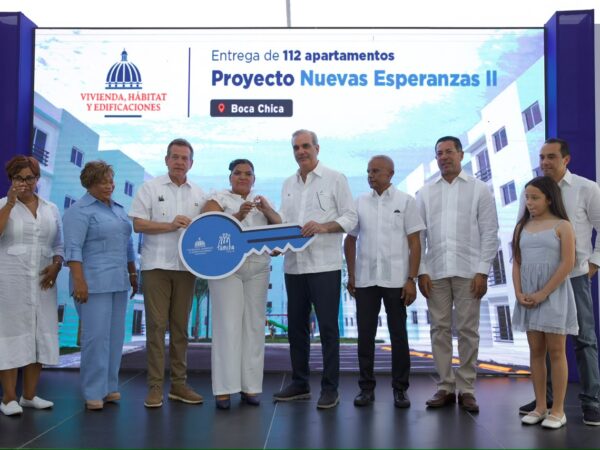 Presidente Abinader entrega 112 apartamentos en Boca Chica