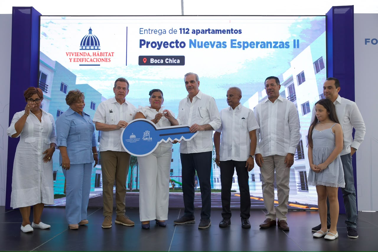 Presidente Abinader entrega 112 apartamentos en Boca Chica