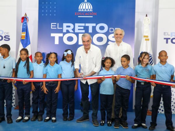 Presidente Abinader inaugura escuela en Sabana Perdida
