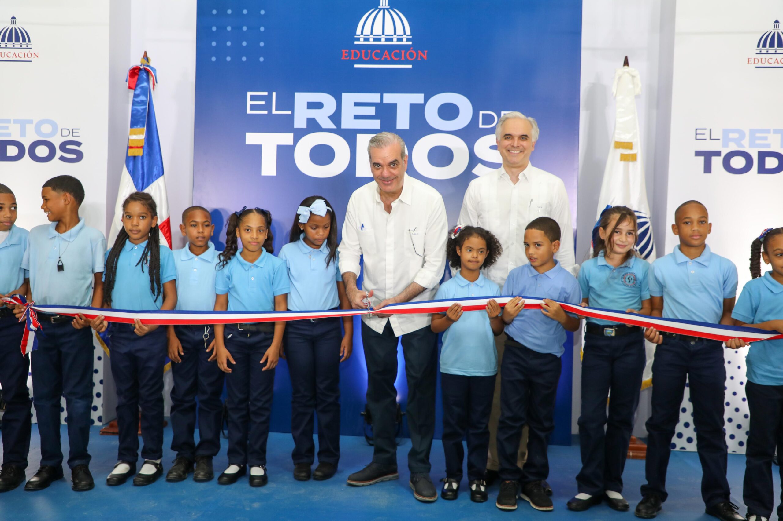 Presidente Abinader inaugura escuela en Sabana Perdida