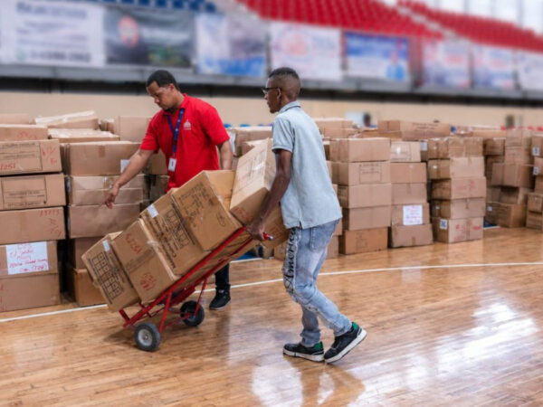INABIE inicia distribución de más de 267 mil kits escolares en la región Este