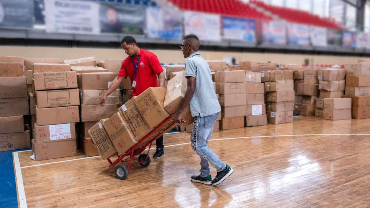 INABIE inicia distribución de más de 267 mil kits escolares en la región Este