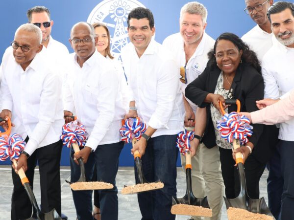 Wellington Arnaud deja iniciados los trabajos de construcción del alcantarillado sanitario de Boca Chica