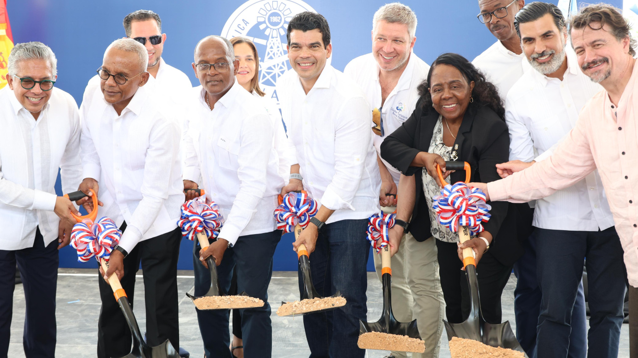 Wellington Arnaud deja iniciados los trabajos de construcción del alcantarillado sanitario de Boca Chica