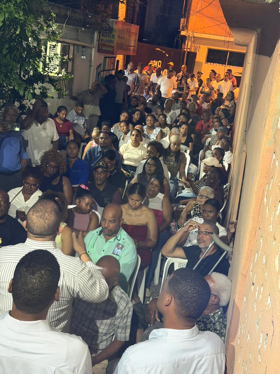 Rafael Castillo escucha quejas de comunitarios del barrio La Loma