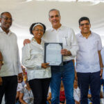 Presidente Abinader entrega 1,000 títulos de propiedad en Los Frailes