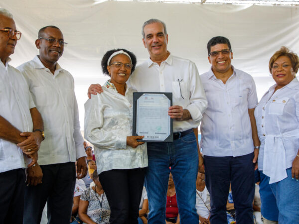 Presidente Abinader entrega 1,000 títulos de propiedad en Los Frailes