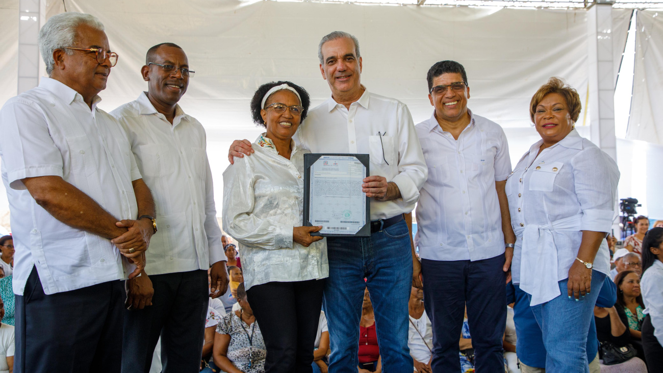 Presidente Abinader entrega 1,000 títulos de propiedad en Los Frailes