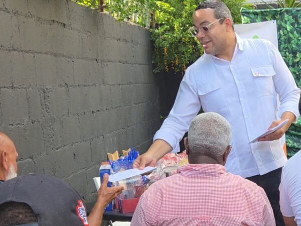 Abogado y comunicador Máximo Miñoso homenajea a padres