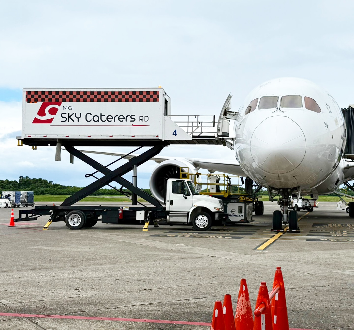 DNCD busca a empleados de Sky Caterers vinculados a frustrado envío de droga desde el AILA