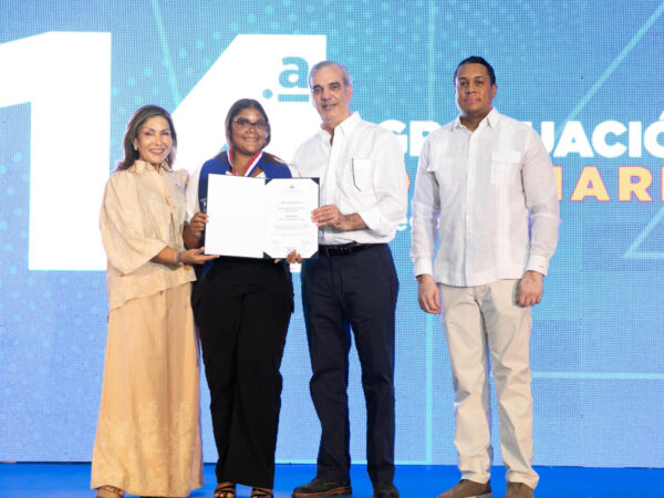 Presidente Abinader encabeza graduación de 1,156 jóvenes de Oportunidad 14-24 en la región Sur