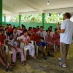 Ludwig Álvarez lleva útiles escolares a comunidades de Santo Domingo Este y Guerra