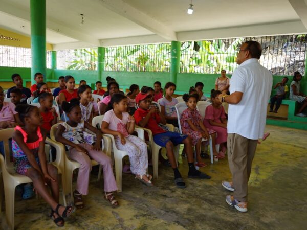 Ludwig Álvarez lleva útiles escolares a comunidades de Santo Domingo Este y Guerra