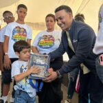 Edwin Alburquerque lleva esperanza y útiles escolares a niños de escasos recursos en Santo Domingo Este