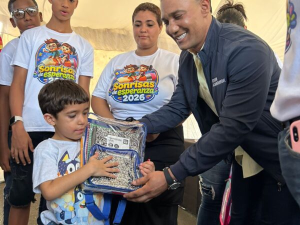 Edwin Alburquerque lleva esperanza y útiles escolares a niños de escasos recursos en Santo Domingo Este