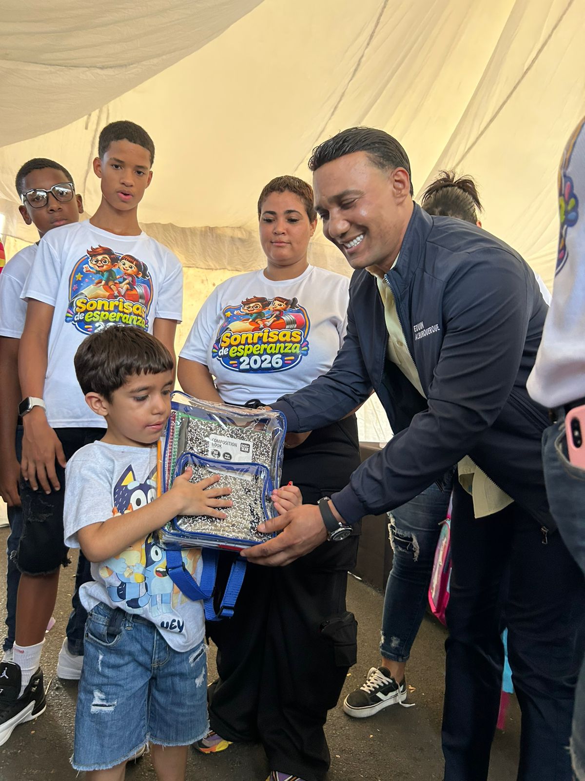 Edwin Alburquerque lleva esperanza y útiles escolares a niños de escasos recursos en Santo Domingo Este