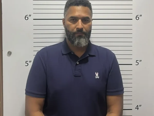 Se entrega hombre acusado de herir de bala a menor durante juego de baloncesto en Santo Domingo Este