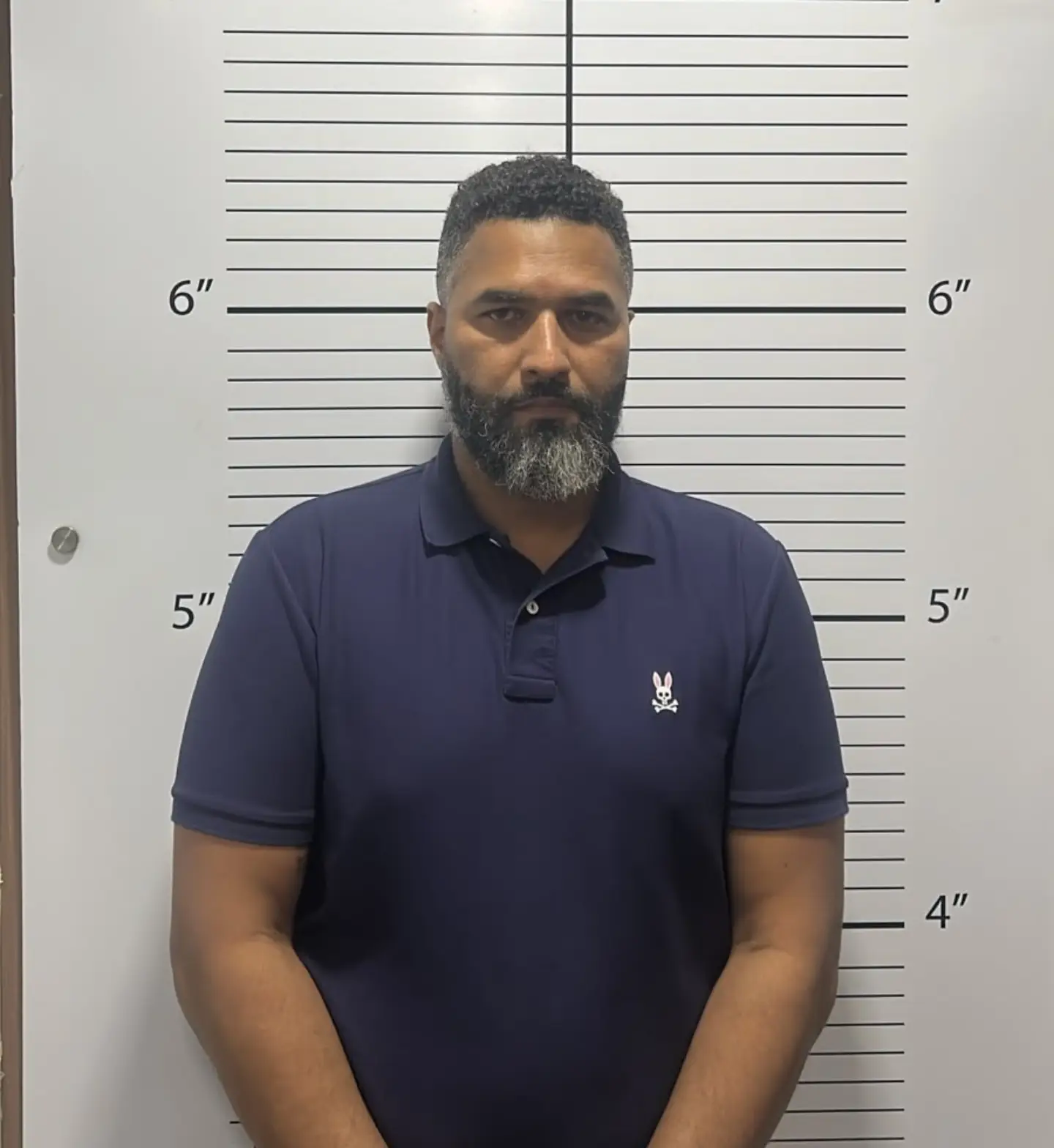 Se entrega hombre acusado de herir de bala a menor durante juego de baloncesto en Santo Domingo Este