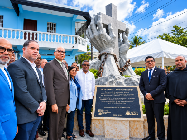 Ayuntamiento de Santo Domingo Este entrega remozado monumento de la Cruz de Mendoza