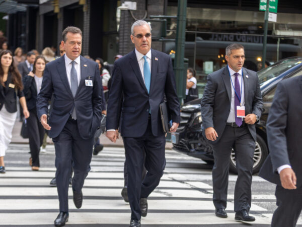 Presidente Luis Abinader recorre a pie calles de Nueva York