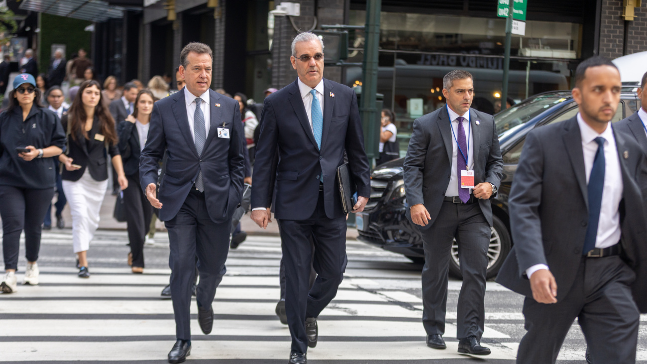 Presidente Luis Abinader recorre a pie calles de Nueva York