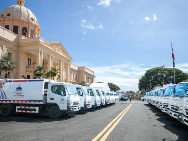 Gobierno entrega 50 camiones compactadores a municipios