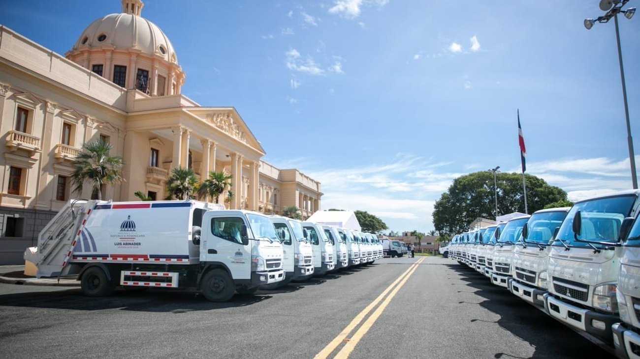 Gobierno entrega 50 camiones compactadores a municipios