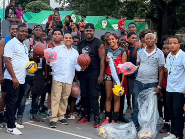 Ludwig Álvarez entrega utilería deportiva y uniformes a equipos de voleibol y baloncesto en San José de Mendoza
