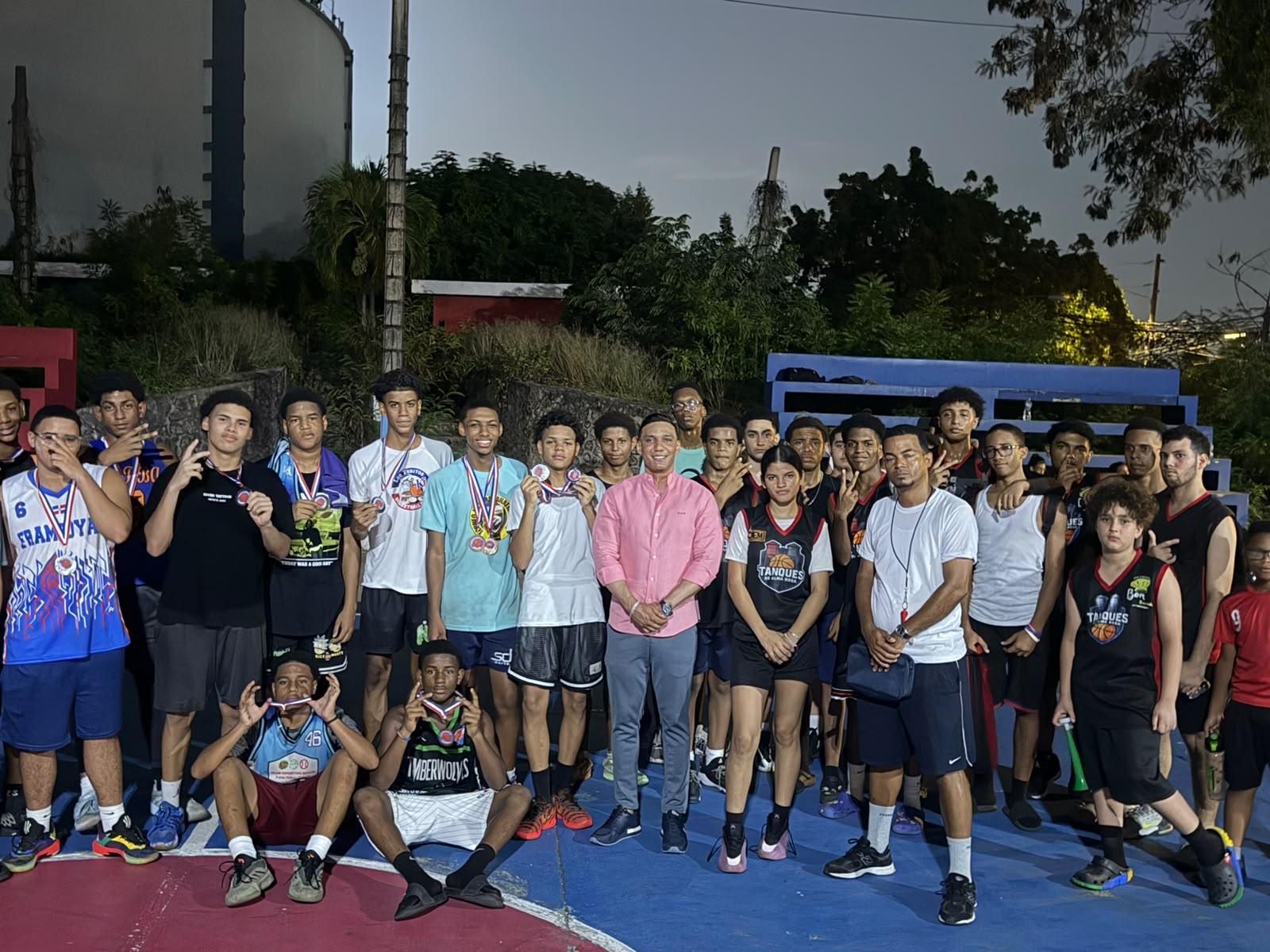 Eduin Alburquerque entrega medallas a campeones de torneo de baloncesto en Alma Rosa