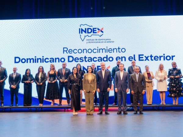 Presidente Luis Abinader reconoce a 14 dominicanos destacados en Estados Unidos