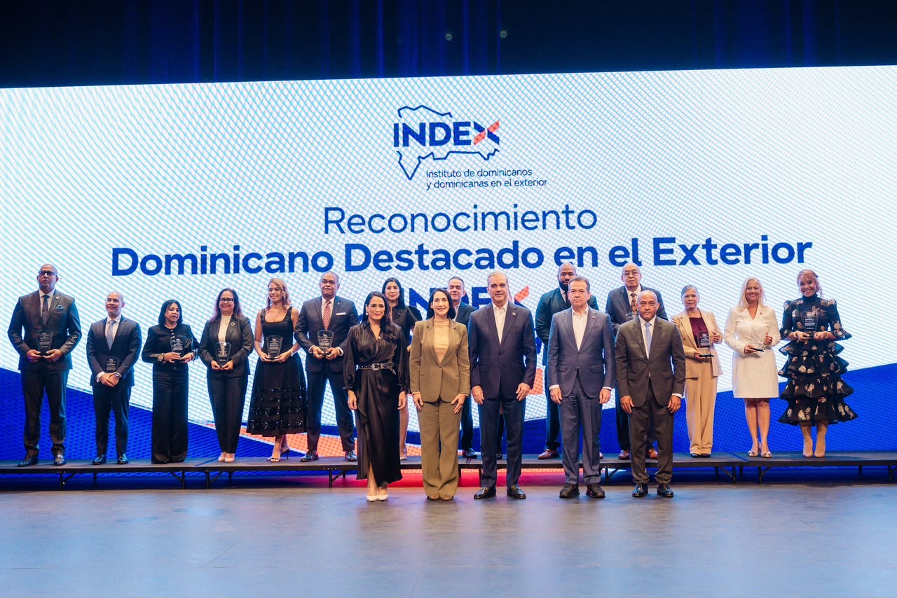 Presidente Luis Abinader reconoce a 14 dominicanos destacados en Estados Unidos