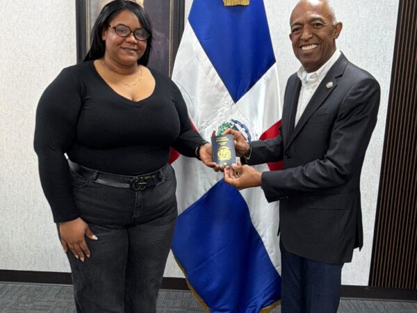 Consulado Dominicano en New Jersey entrega primer pasaporte electrónico