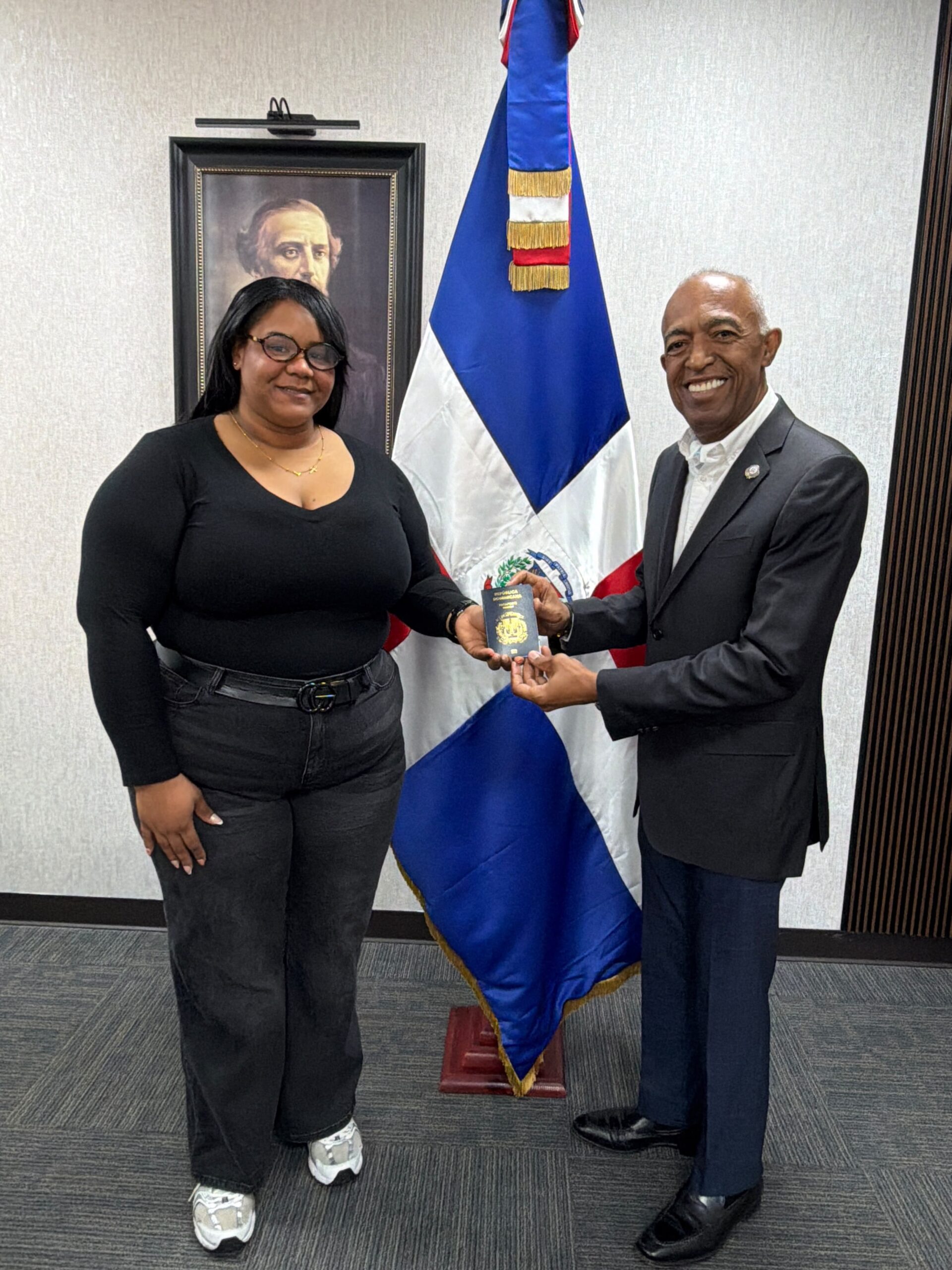 Consulado Dominicano en New Jersey entrega primer pasaporte electrónico
