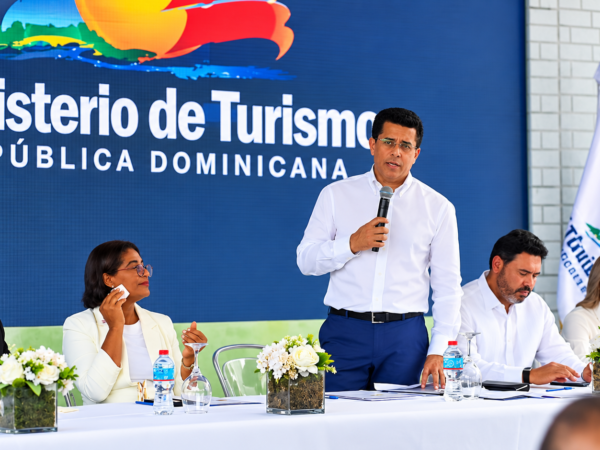 David Collado inaugura reconstrucción de aceras y contenes