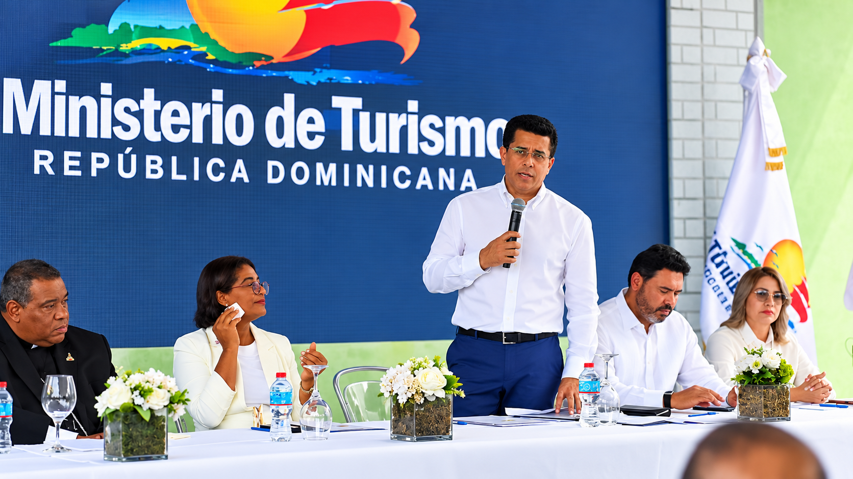 David Collado inaugura reconstrucción de aceras y contenes