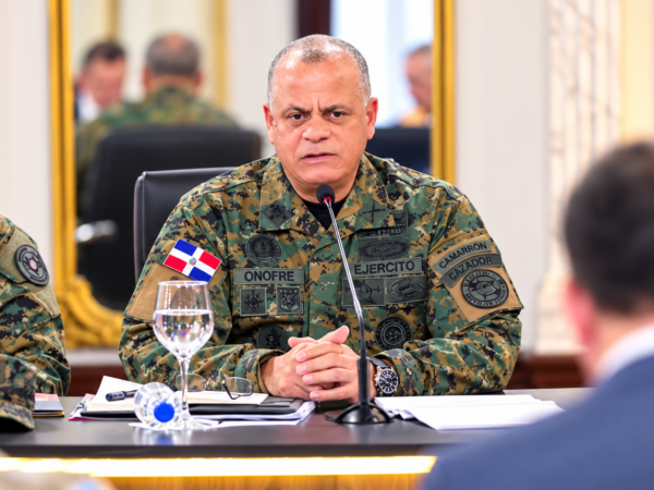 Ministro de Defensa destaca despliegue de 11,000 soldados en la frontera