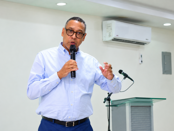 Alfredo Pichardo denuncia colapso del drenaje pluvial en Santo Domingo Este