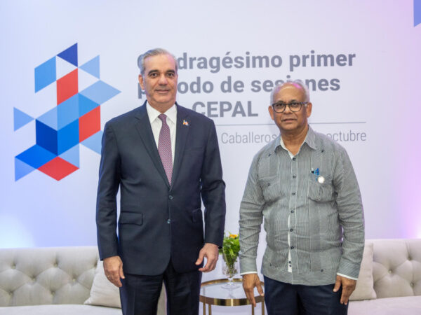 Abinader se reúne con secretario general de la OEA