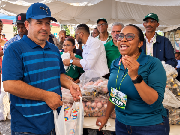 Fuerza del Pueblo beneficia a cientos de familias de Santo Domingo Este