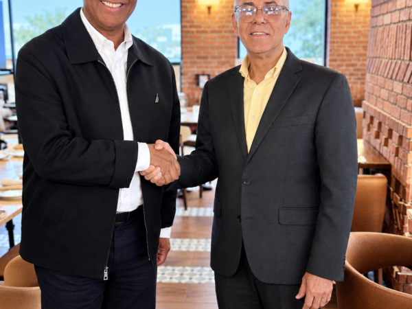 Foto de Jesús Colón junto a Manuel Jiménez genera controversia en Santo Domingo Este