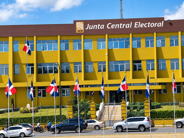 Empleados que trabajan en el proceso de emisión de la nueva cédula denuncian que aún no han cobrado