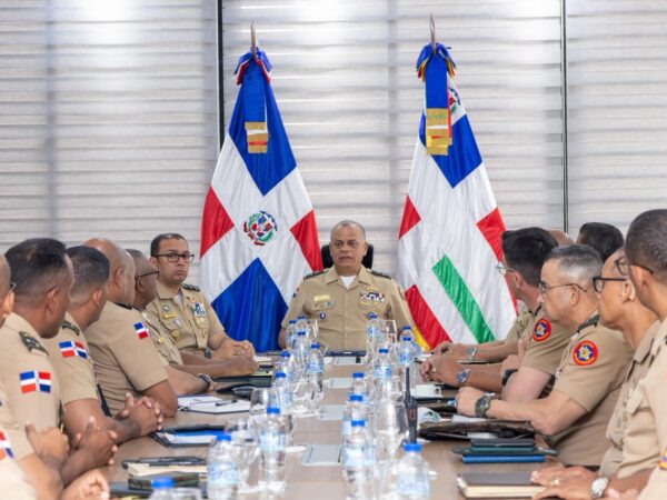 Ministro de Defensa encabeza reuniones estratégicas con altos mandos militares