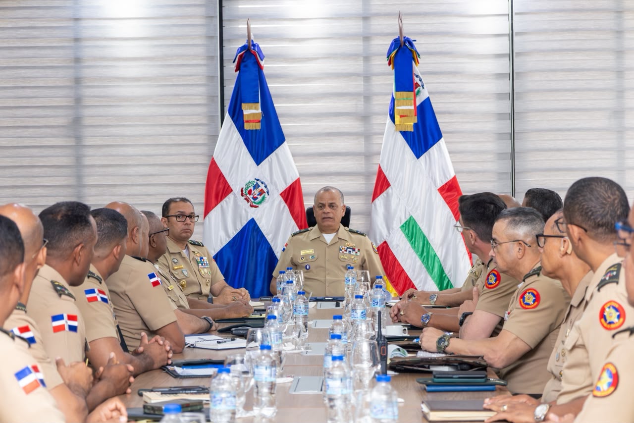 Ministro de Defensa encabeza reuniones estratégicas con altos mandos militares