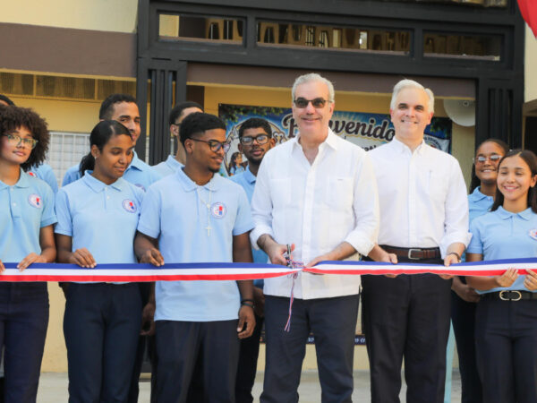 Presidente Abinader inaugura ampliación y remozamiento del Centro Educativo San Vicente de Paúl